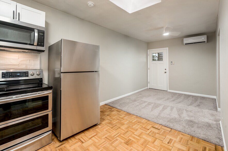 Building Photo - 1416 W Clarendon Ave