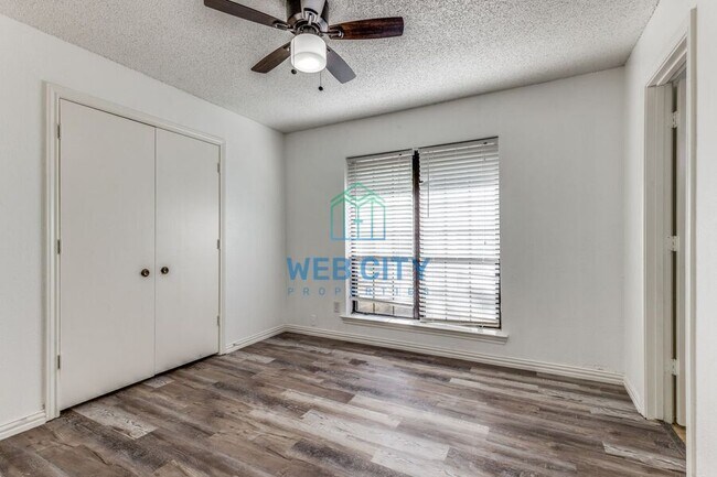 Building Photo - 212 Harris Dr