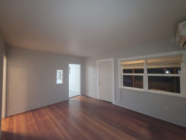 Building Photo - Charming 2 bed 1 bath