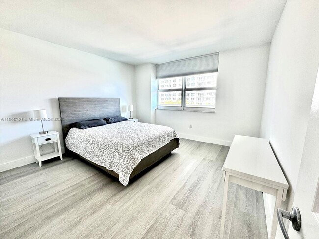 Building Photo - 1155 Brickell Bay Dr