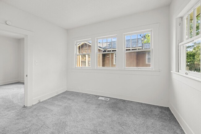 Building Photo - Charming 4 Bedroom, 2 Bathroom house