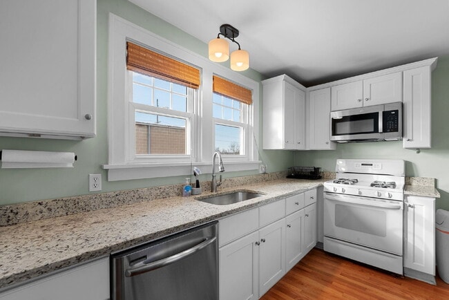 Building Photo - "Charming Brentwood house 2 bedrooms 1 Bathoom, Prime Location!"