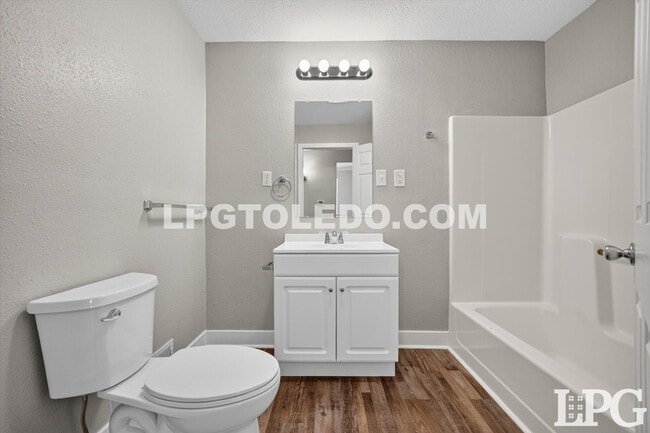 Building Photo - 544 Woodsdale Ave