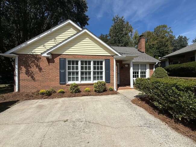 Building Photo - 815 Meadowstone Dr
