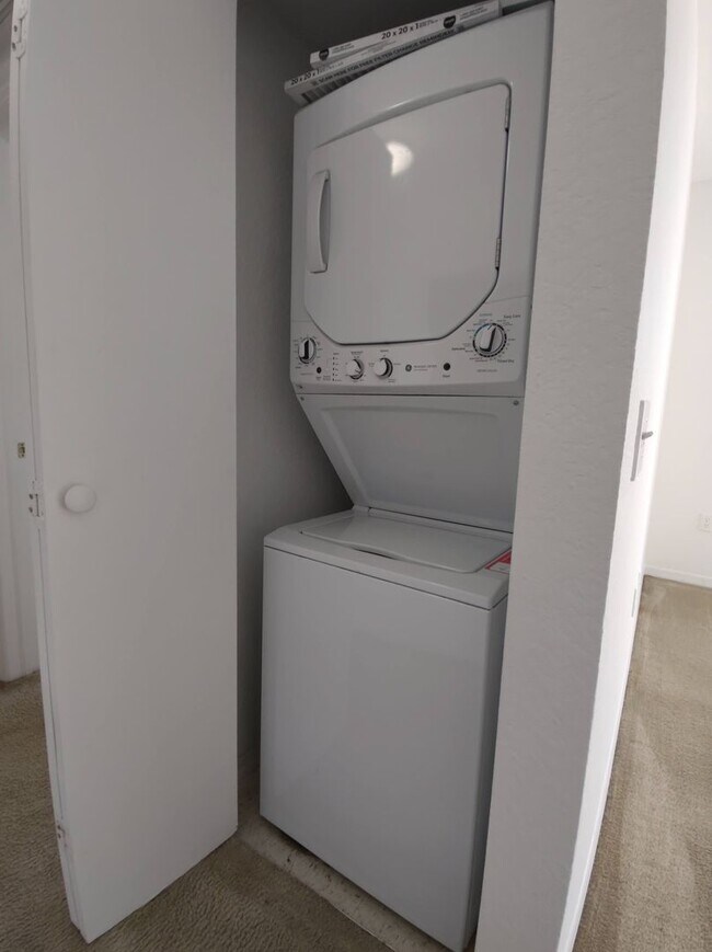 Building Photo - Modern 1BR/1BA Condo with Stainless Steel Appliances – Downtown Miami