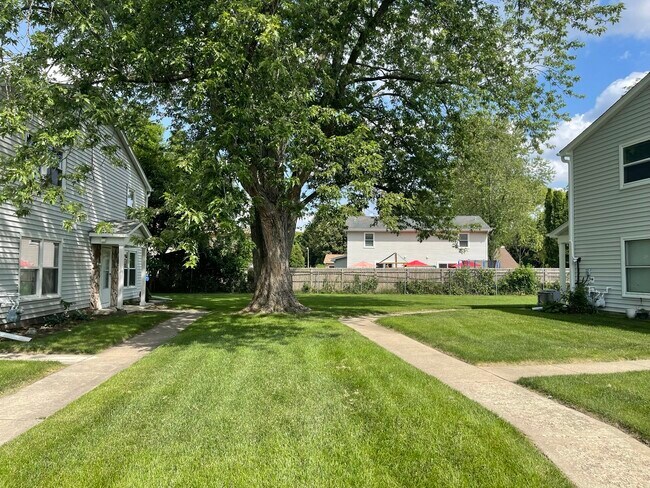 Building Photo - 1311 N Glen Cir