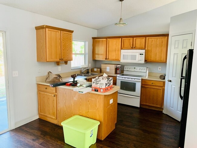 Building Photo - Great location