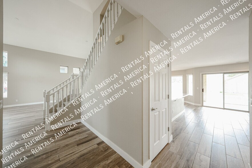 Building Photo - 2305 E Cherry Hills Pl