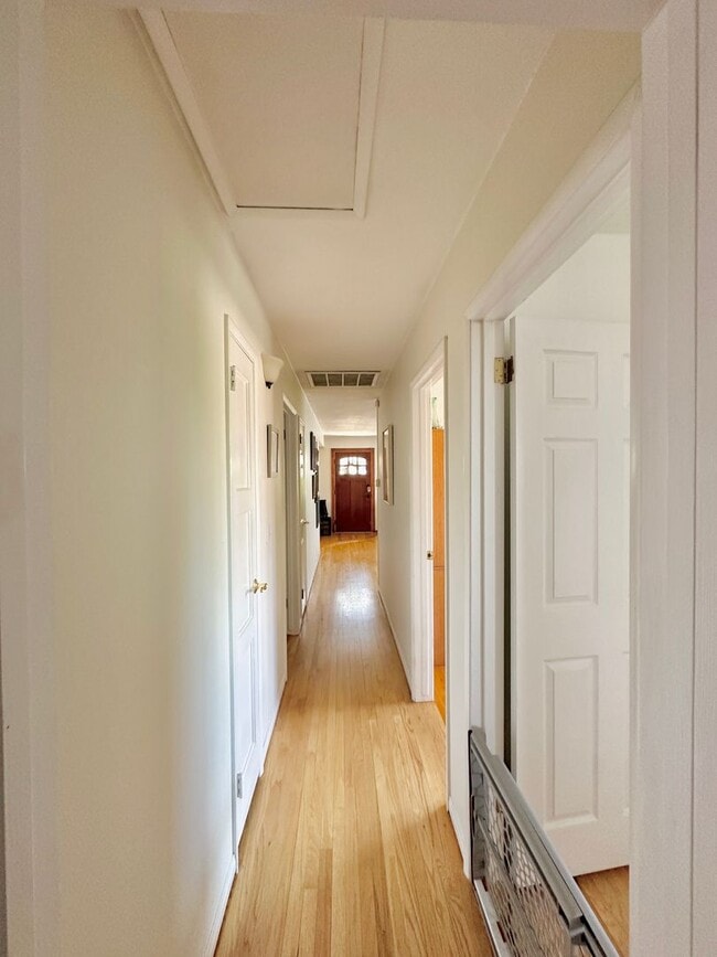 Building Photo - Charming 3 Bedroom 2 Bathroom Single Family Home Available June 5th *DO NOT DISTURB TENANT*