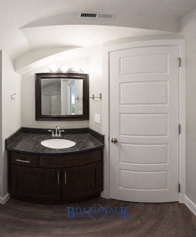 Building Photo - 555 S 900 E