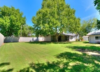 Building Photo - 211 S Fox Dr