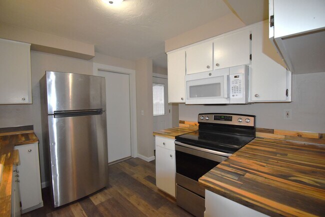 Building Photo - Modern home tucked away in the adorable little town of Brownsville.