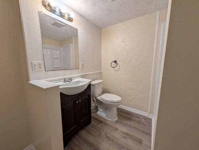 Building Photo - 6617 Lenoir Dr