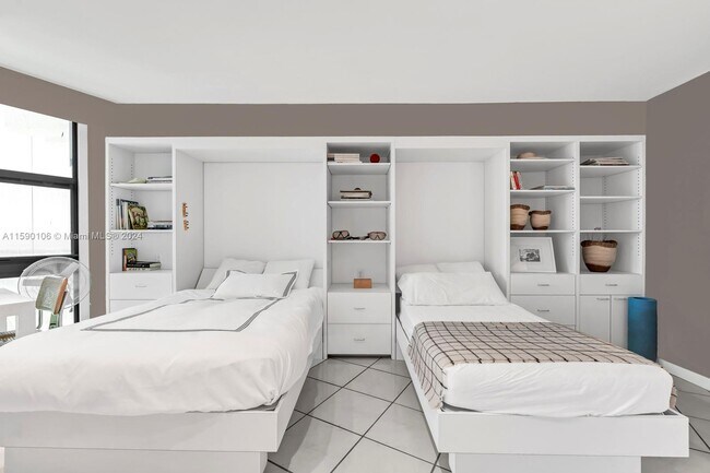 Building Photo - 1121 Crandon Blvd