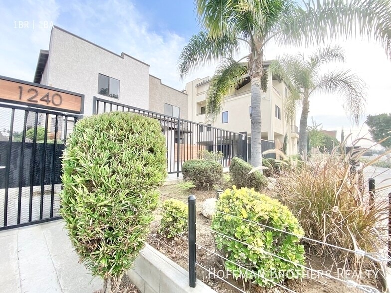 Building Photo - 1240 S Bronson Ave