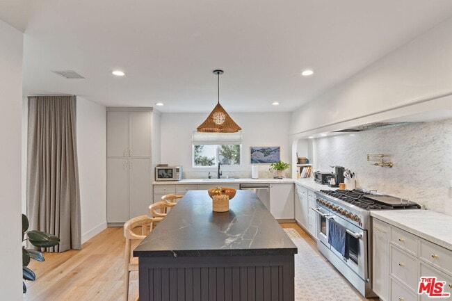 Building Photo - 5664 Coliseum St