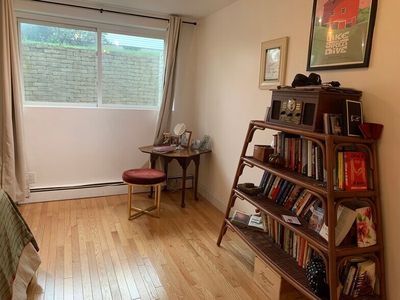 Building Photo - 11 Bridge St