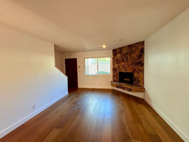 Building Photo - Amazing Two Bed 1.5 Bath Condo - University Heights - Garage & Driveway Parking