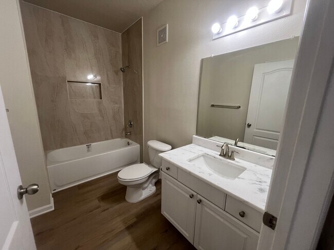 Building Photo - 8819 Villa View Cir