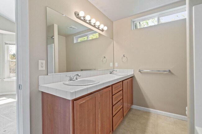 Building Photo - Bright, spacious 3-bdrm/2.5 bath Tigard townhome. Fireplace, balcony, 2-car garage, W/D