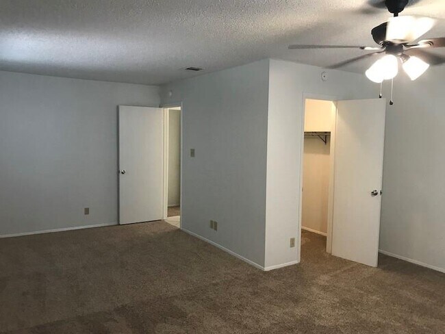 Building Photo - 11914 Swan Dr