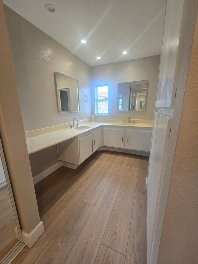 Building Photo - 2 Story Townhouse in Point Loma