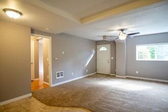 Building Photo - John's Landing 1 Bed Flat with D/W, W/D, Private Patio!!