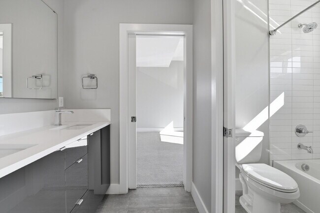 Building Photo - $5,640.95, $300 off the first month's rent, 4 Beds - 5 Bath, Townhouse in Denver with Office!