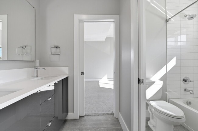 Building Photo - $5,740.95, $300 off the first month's rent, 4 Beds - 5 Bath, Townhouse in Denver with Office!