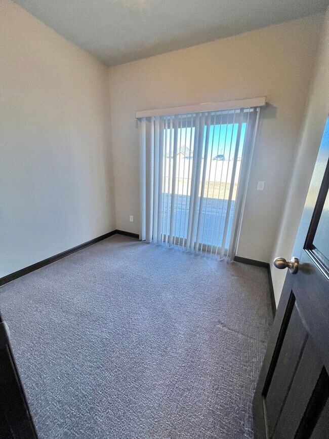 Building Photo - 3 Bed/2.5 Bath Townhome For Rent!