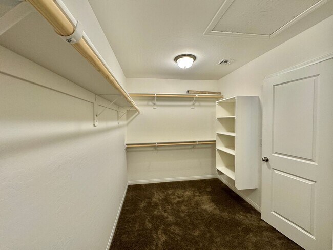 Building Photo - Newer Home with Gated Community Single Fam...