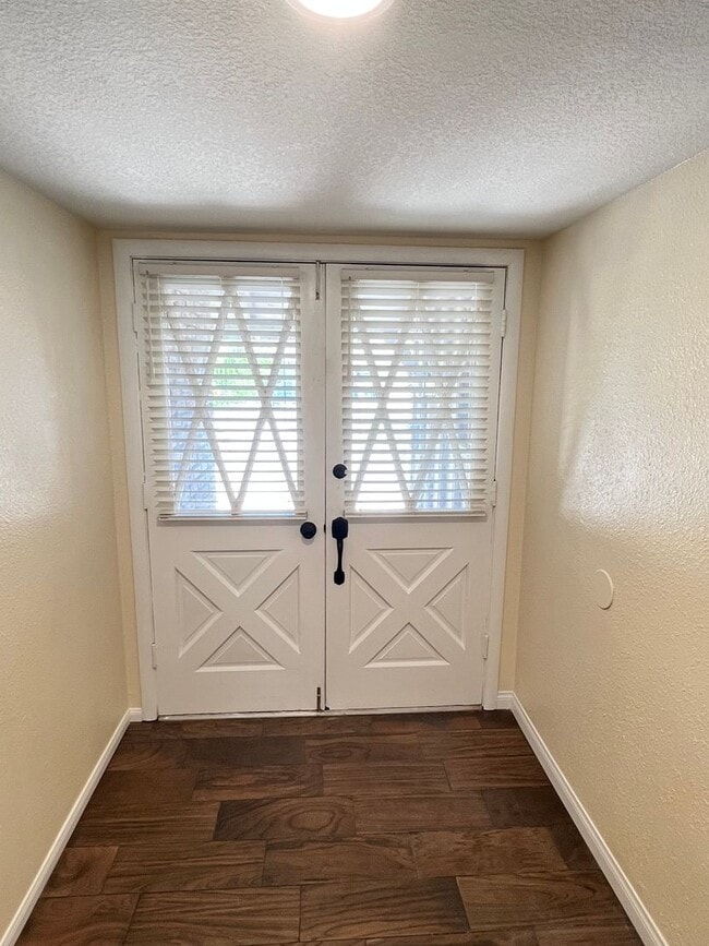 Building Photo - Adorable and Recently Upgraded 4 Bedroom P...