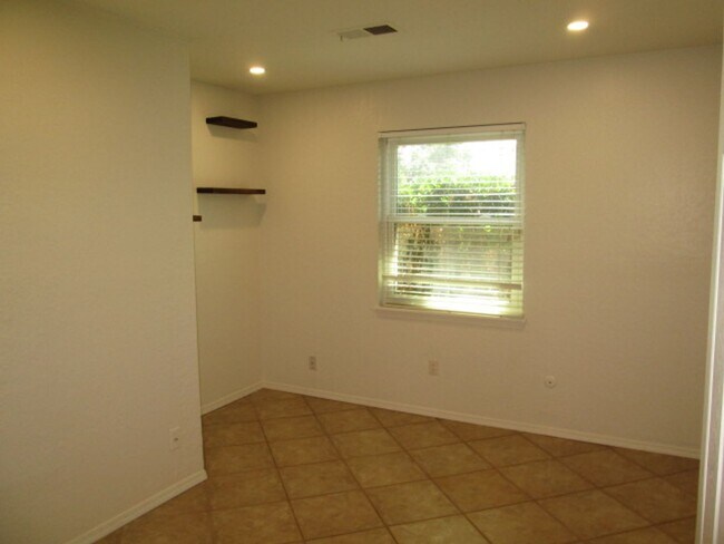 Building Photo - Desireable NE Heights