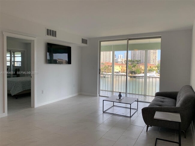 Building Photo - 2980 Point E Dr