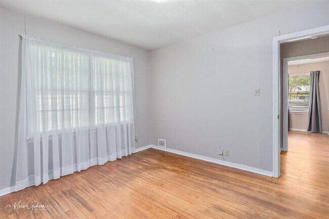 Building Photo - "Charming 2-Bedroom Retreat with Spacious ...