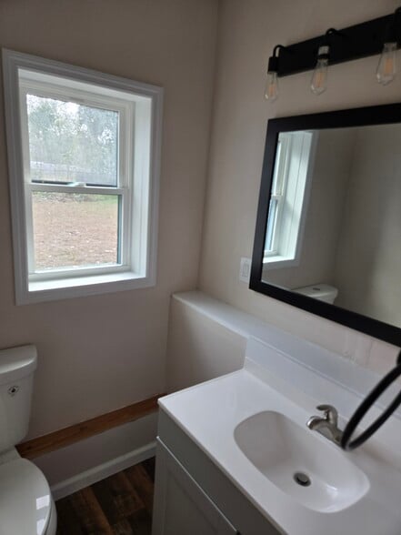 Building Photo - 365 W Pine St