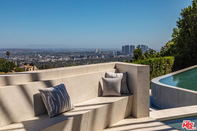 Building Photo - 9364 Beverlycrest Dr