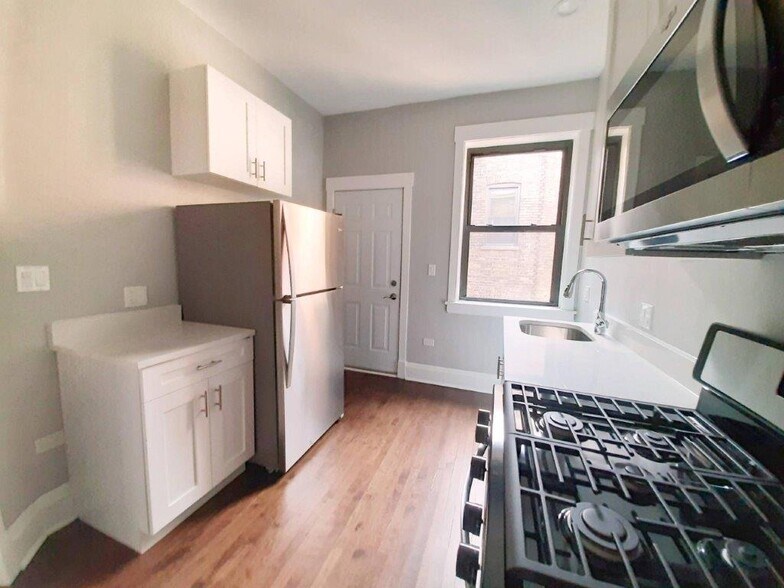 Building Photo - 1008 W Dakin