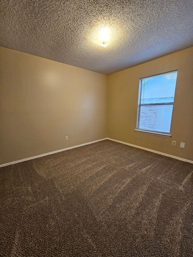 Building Photo - (2) Bed/(2) Bath Duplex Avail NOW!