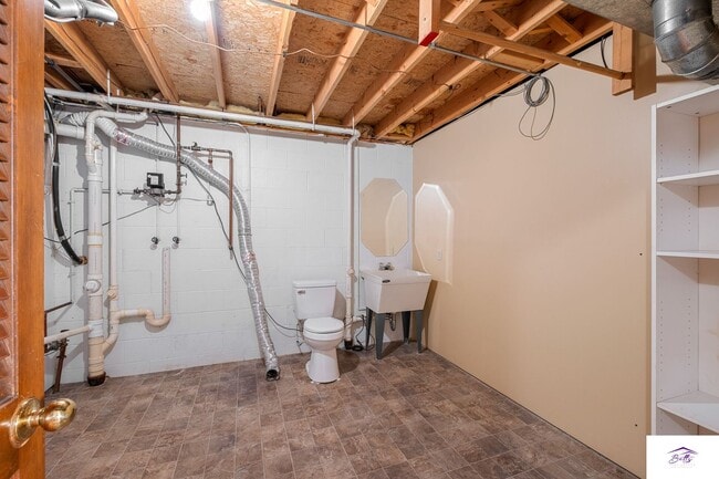 Building Photo - AVAILABLE NOW!