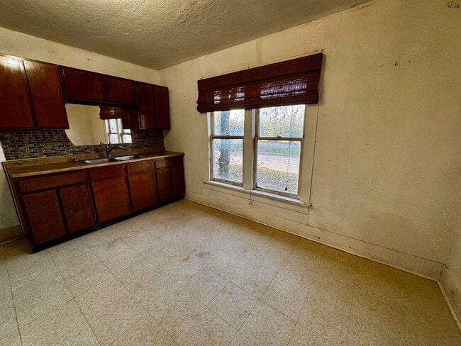 Building Photo - 512 N Lamar St