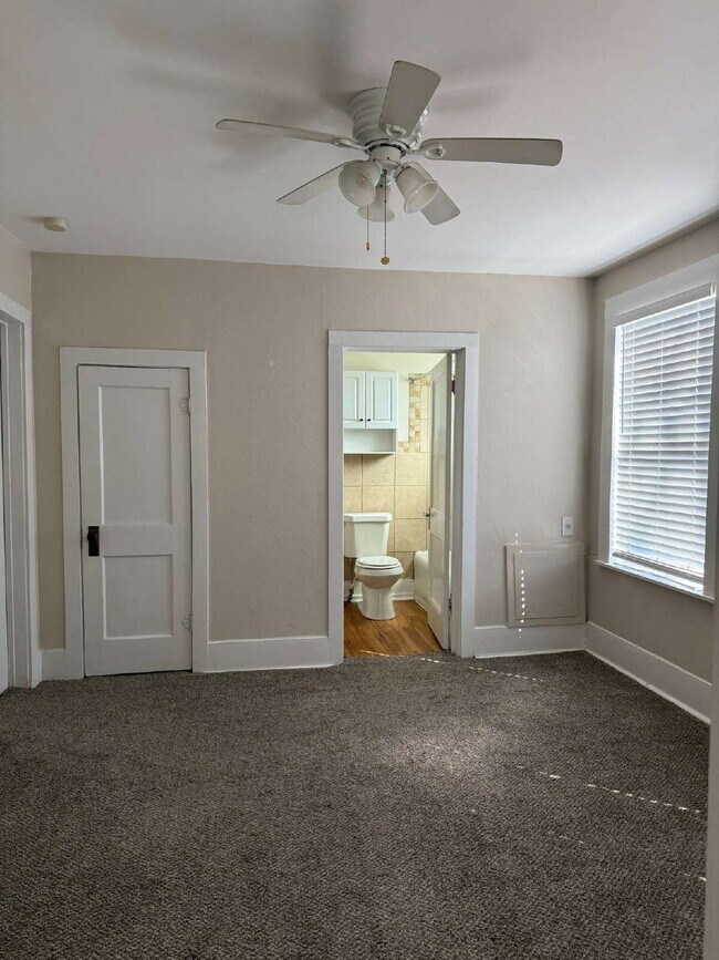 Building Photo - 1 Bedroom plus a Den, Close to SAC and Alamo Heights