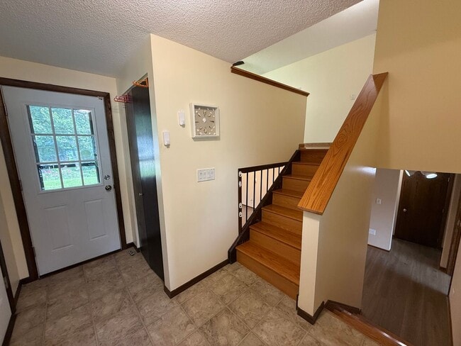 Building Photo - Modern 4 bed 2 Bath Split Level Single Fam...
