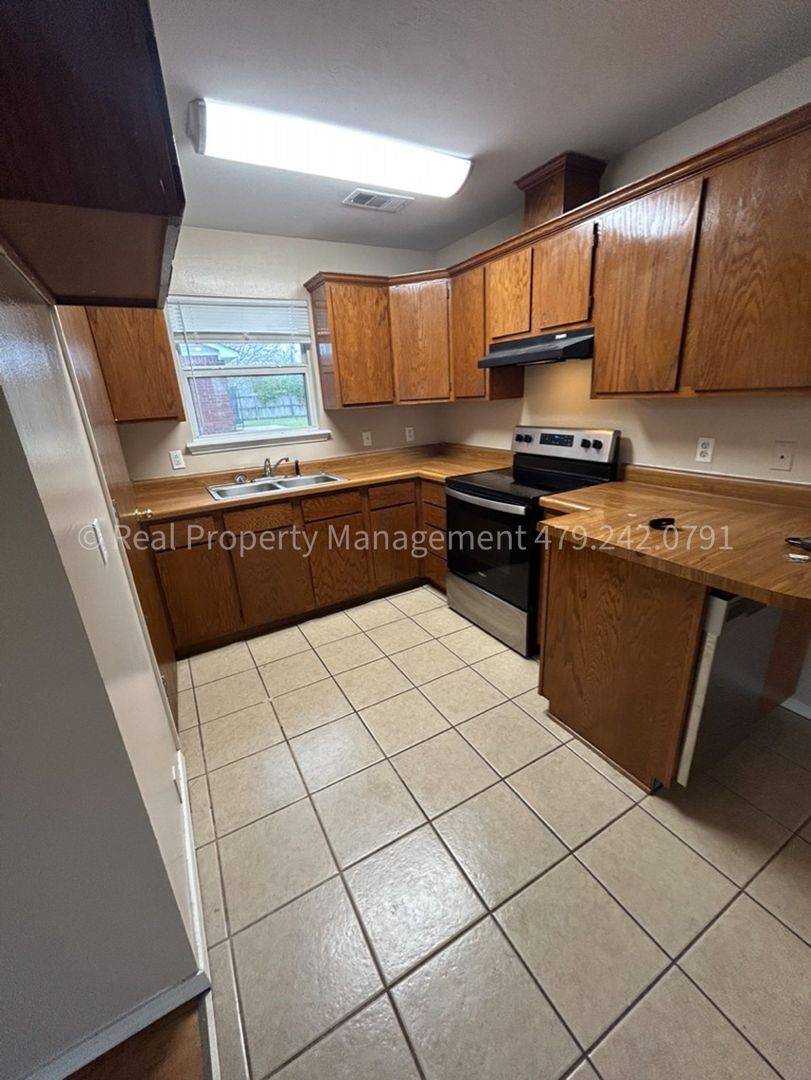 Building Photo - 1908 Cherrybark Dr