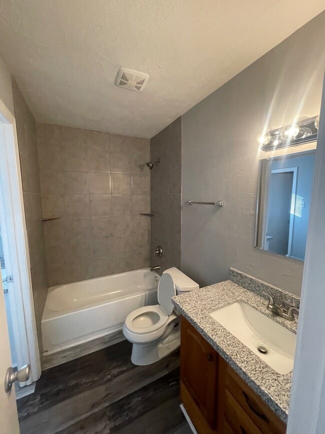 Building Photo - 1917 Pine Tree Dr