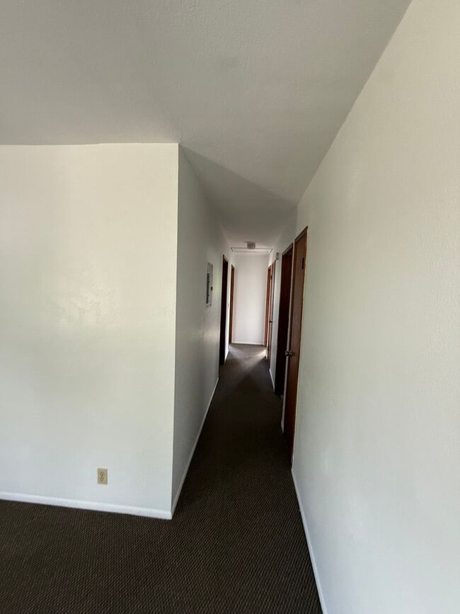 Building Photo - Kekaha 3 bed 1.5 bath single-family home