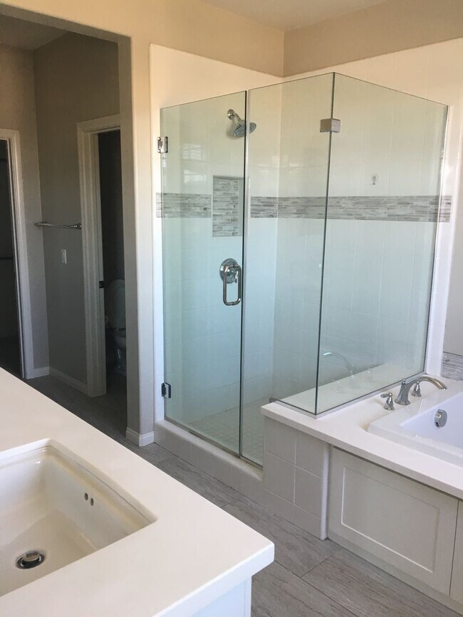 Building Photo - Beautiful 4BR/3BA Del Sur Townhome