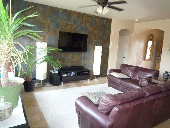 Building Photo - Beautiful Single Level Property with a Big...