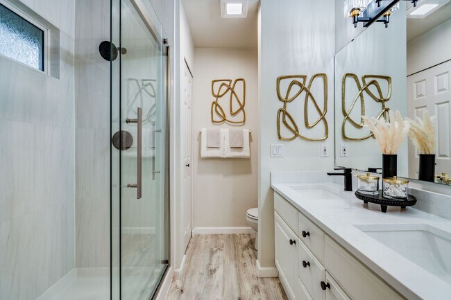 Building Photo - RENOVATED 3 BED, 3 BATH KIRKLAND TOWNHOME W GARAGE & EASY COMMUTE!