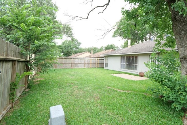 Building Photo - 22015 Kenlake Dr